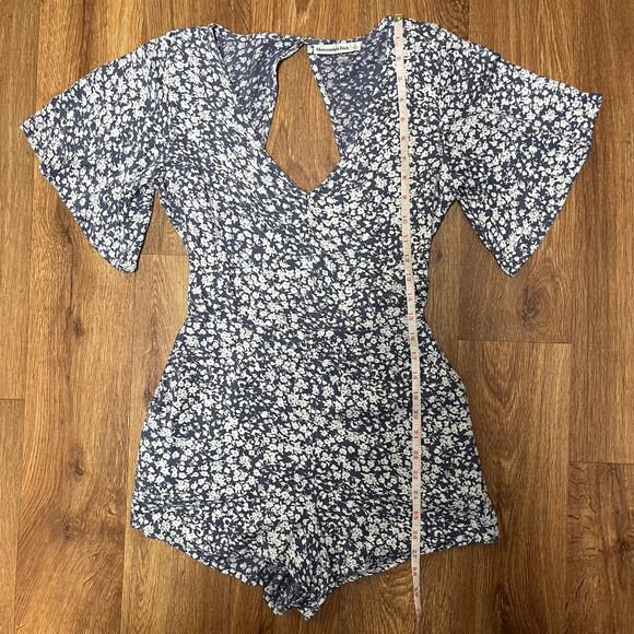 Abercrombie & Fitch Women Gray V Neck Floral Open Back Romper Size Small Pockets - Picture 7 of 9